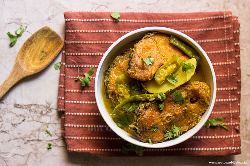 Sobji die Rui Macher Jhol / Rohu Fish Curry with Vegetables