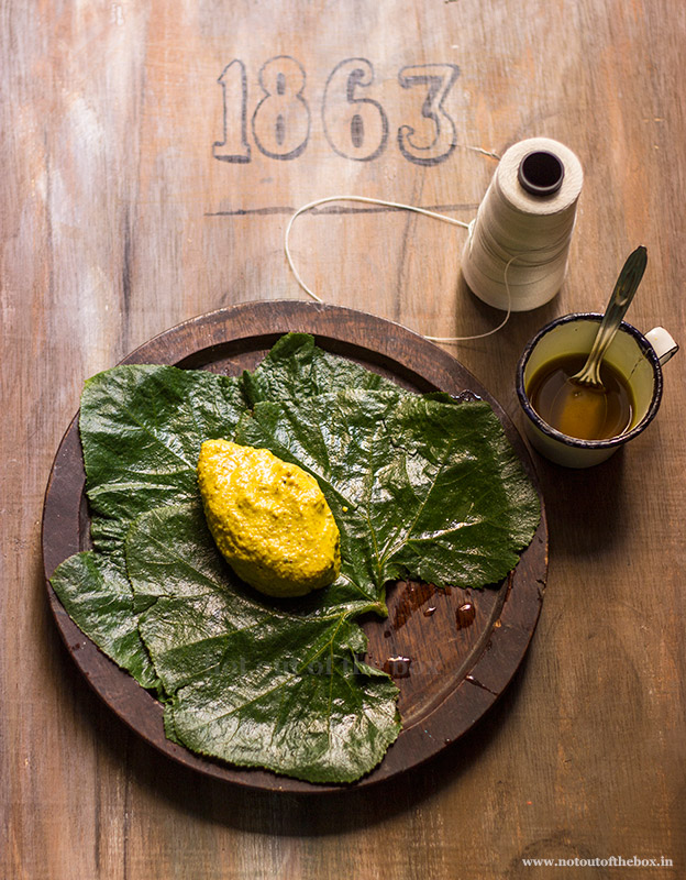 Place the Hilsa/Ilish on greased pumpkin leaves like this